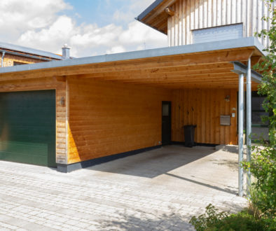 Holzgarage mit Carport